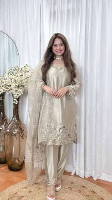 Zarina Glow – Gold Crepe Silk Elegance