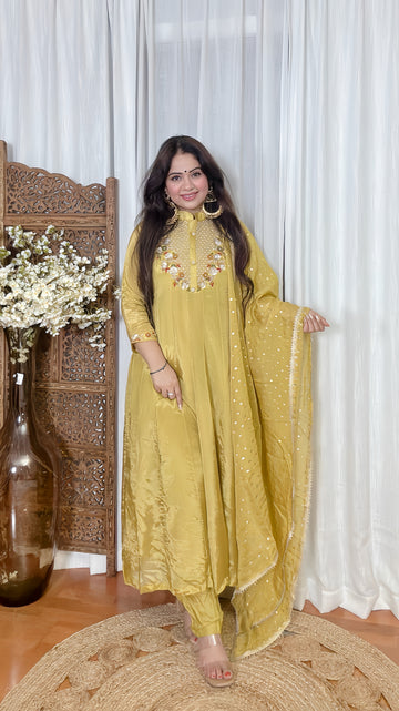 Sunehri Taaj Crepe Anarkali
