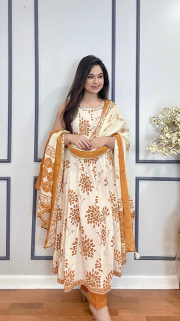 Sleeveless cotton mirror work suit USA
	
Indian cotton suit with mirror detailing USA
	
Summer ethnic wear sleeveless suit USA