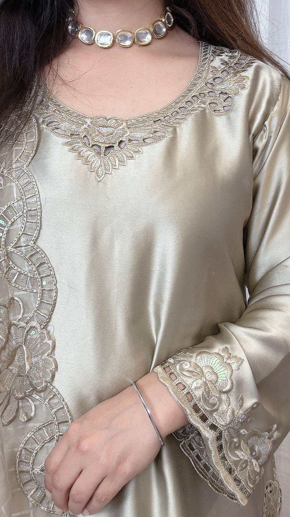 Zarina Glow – Gold Crepe Silk Elegance